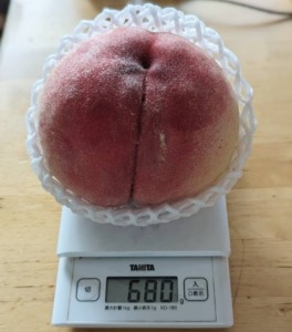 桃の重量。680g